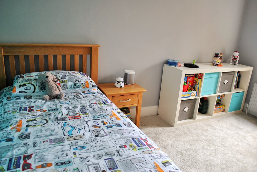 Immagine di una camera da letto moderna con pareti grigie e moquette