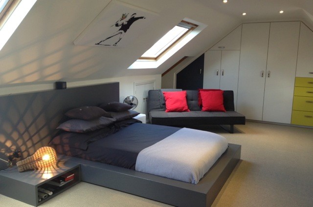 Foto di una grande camera da letto minimal con moquette