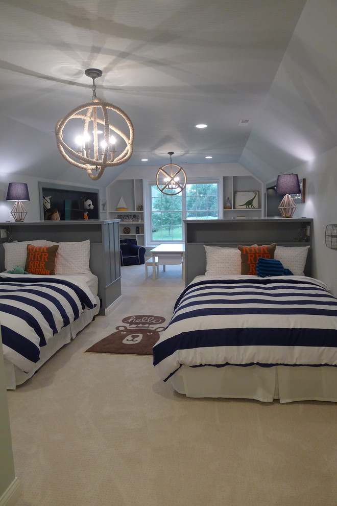 На фото: большая спальня на антресоли в стиле неоклассика (современная классика) с синими стенами и ковровым покрытием с