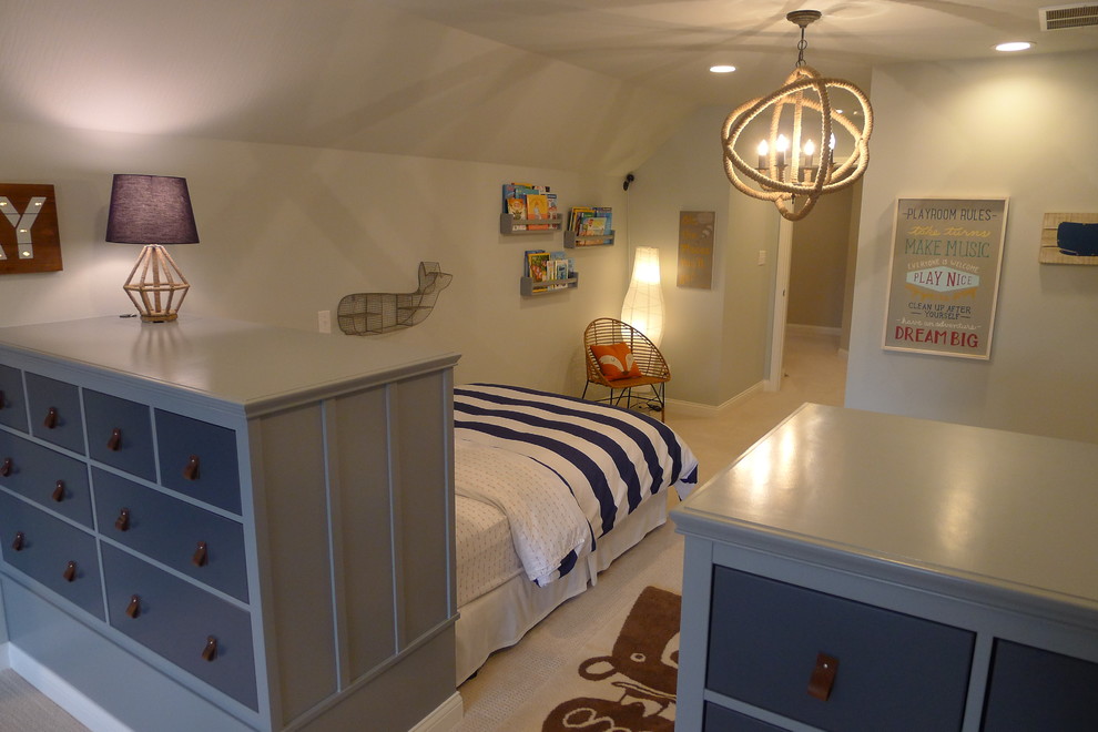 Großes Klassisches Schlafzimmer im Loft-Style mit blauer Wandfarbe und Teppichboden in Indianapolis