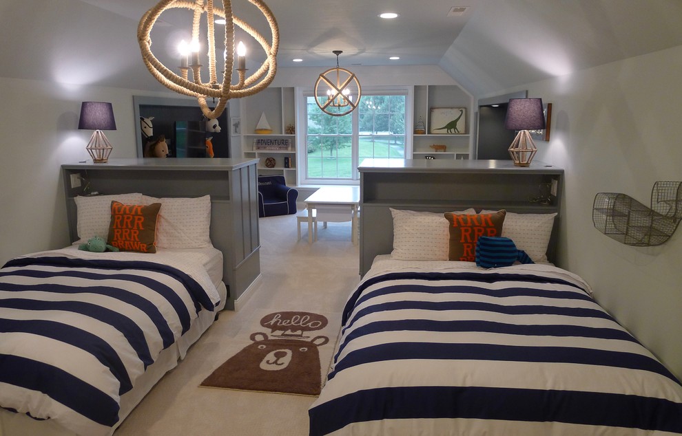 Идея дизайна: большая спальня на антресоли в стиле неоклассика (современная классика) с синими стенами и ковровым покрытием