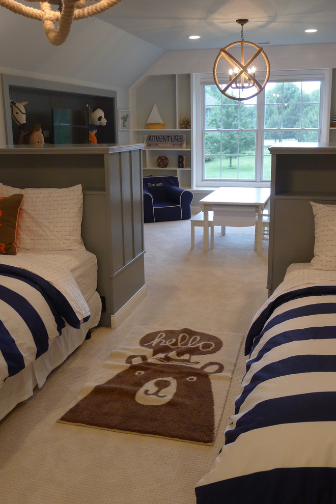 На фото: большая спальня на антресоли в стиле неоклассика (современная классика) с синими стенами и ковровым покрытием