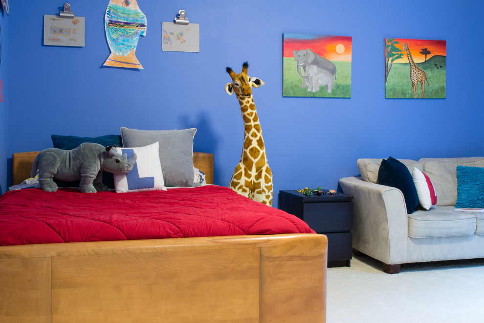 Immagine di una camera degli ospiti chic di medie dimensioni con pareti blu, moquette e nessun camino