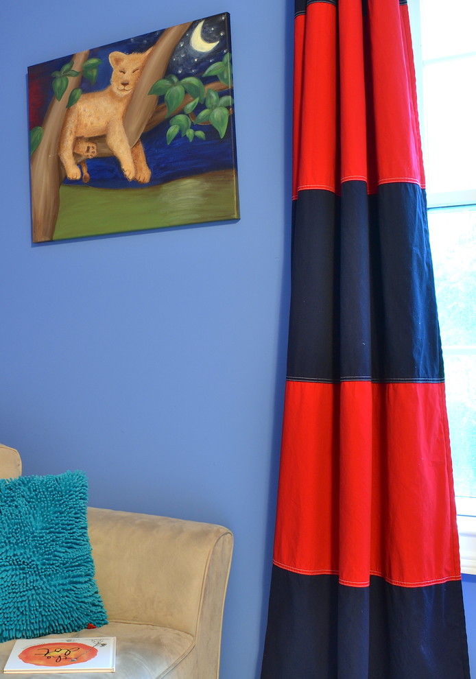 Modelo de habitación de invitados clásica renovada de tamaño medio sin chimenea con paredes azules y moqueta