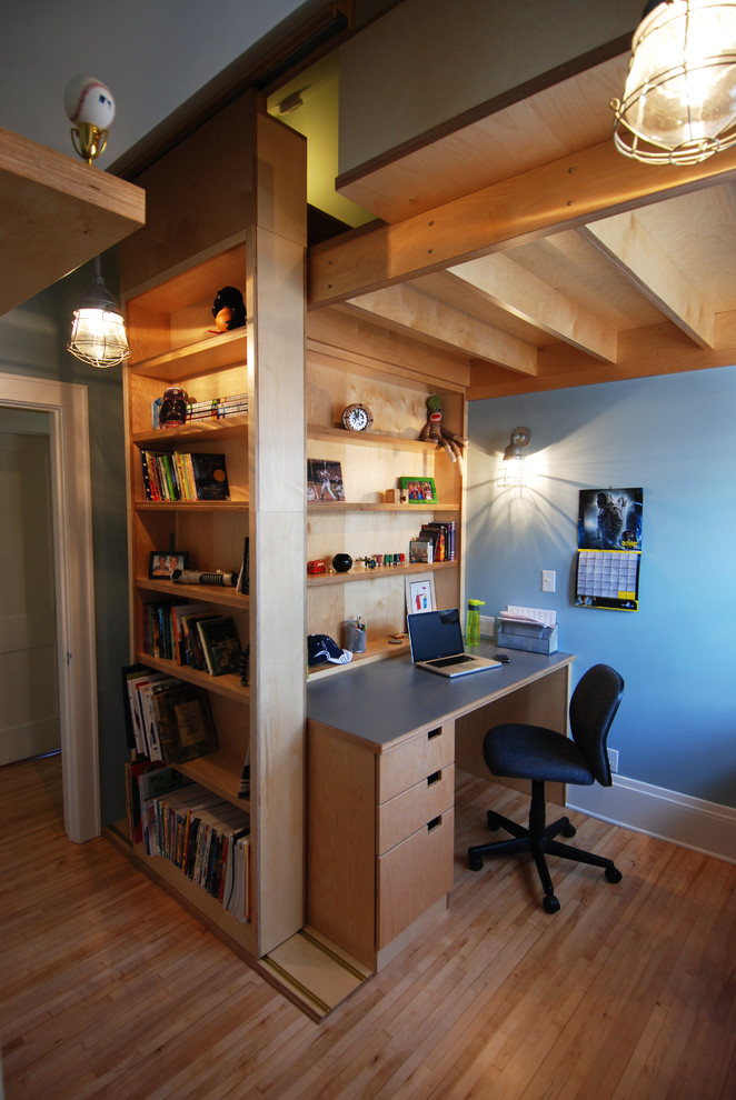 Diseño de dormitorio tipo loft contemporáneo de tamaño medio con paredes azules y suelo de madera clara