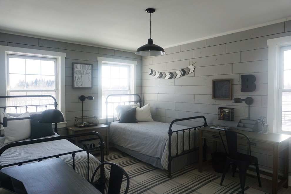 На фото: спальня среднего размера в стиле кантри с ковровым покрытием и разноцветным полом с