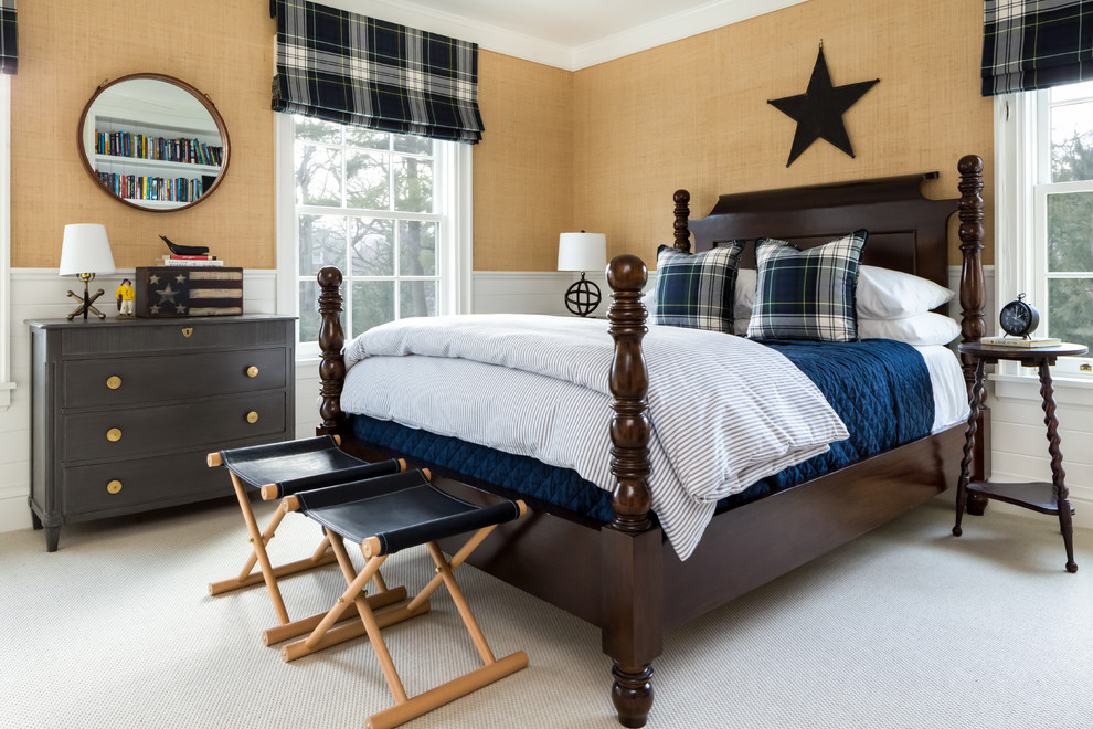 Idéer för ett mellanstort klassiskt sovrum, med gula väggar, heltäckningsmatta och grått golv