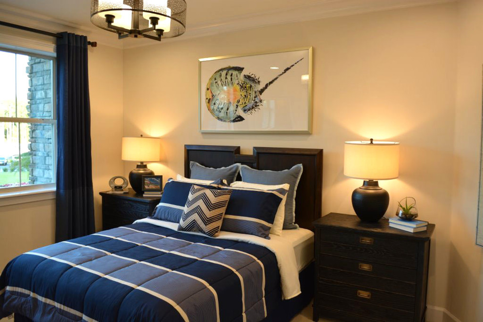 Ejemplo de habitación de invitados clásica renovada con paredes beige y moqueta