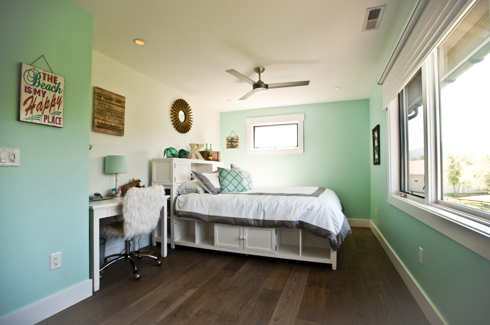 中くらいなコンテンポラリースタイルのおしゃれな寝室 (緑の壁、無垢フローリング、茶色い床) のレイアウト