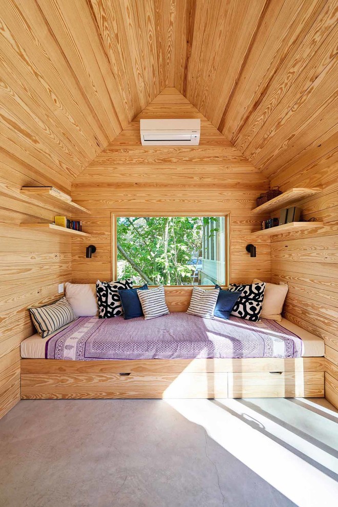 Идея дизайна: гостевая спальня (комната для гостей) в современном стиле с бежевыми стенами, бетонным полом и серым полом без камина