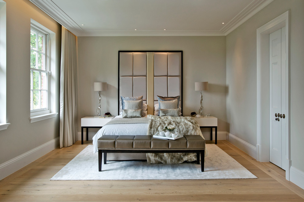 Idee per una camera da letto classica con pareti beige e pavimento in legno massello medio