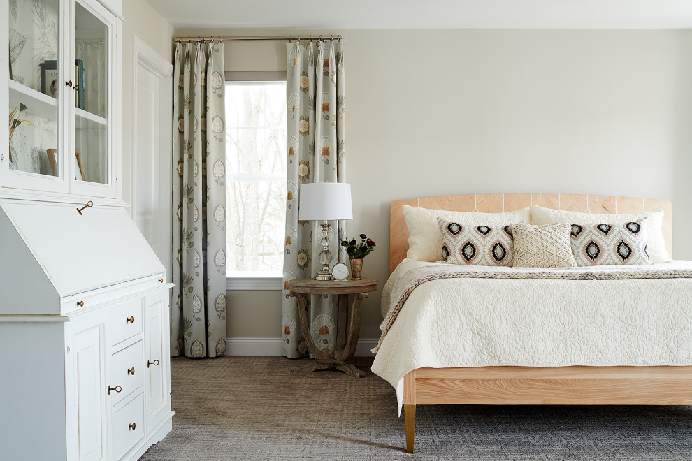 Свежая идея для дизайна: хозяйская спальня в стиле неоклассика (современная классика) с серыми стенами, ковровым покрытием и серым полом без камина - отличное фото интерьера