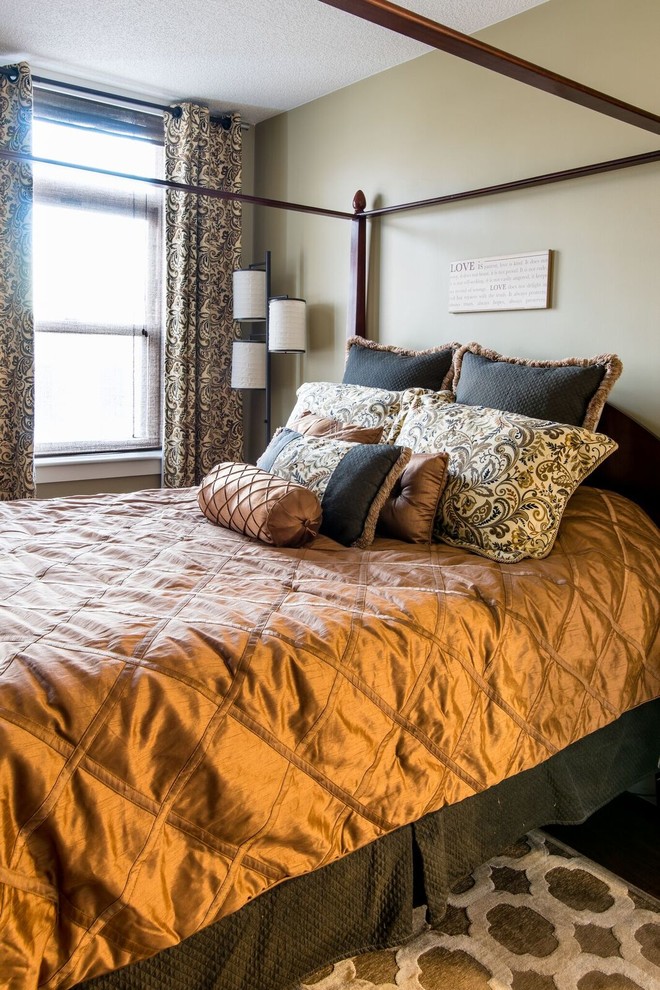 Стильный дизайн: хозяйская спальня среднего размера в классическом стиле с бежевыми стенами и ковровым покрытием без камина - последний тренд