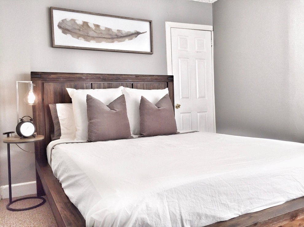 Kleines Maritimes Hauptschlafzimmer ohne Kamin mit grauer Wandfarbe, Teppichboden und beigem Boden in New York
