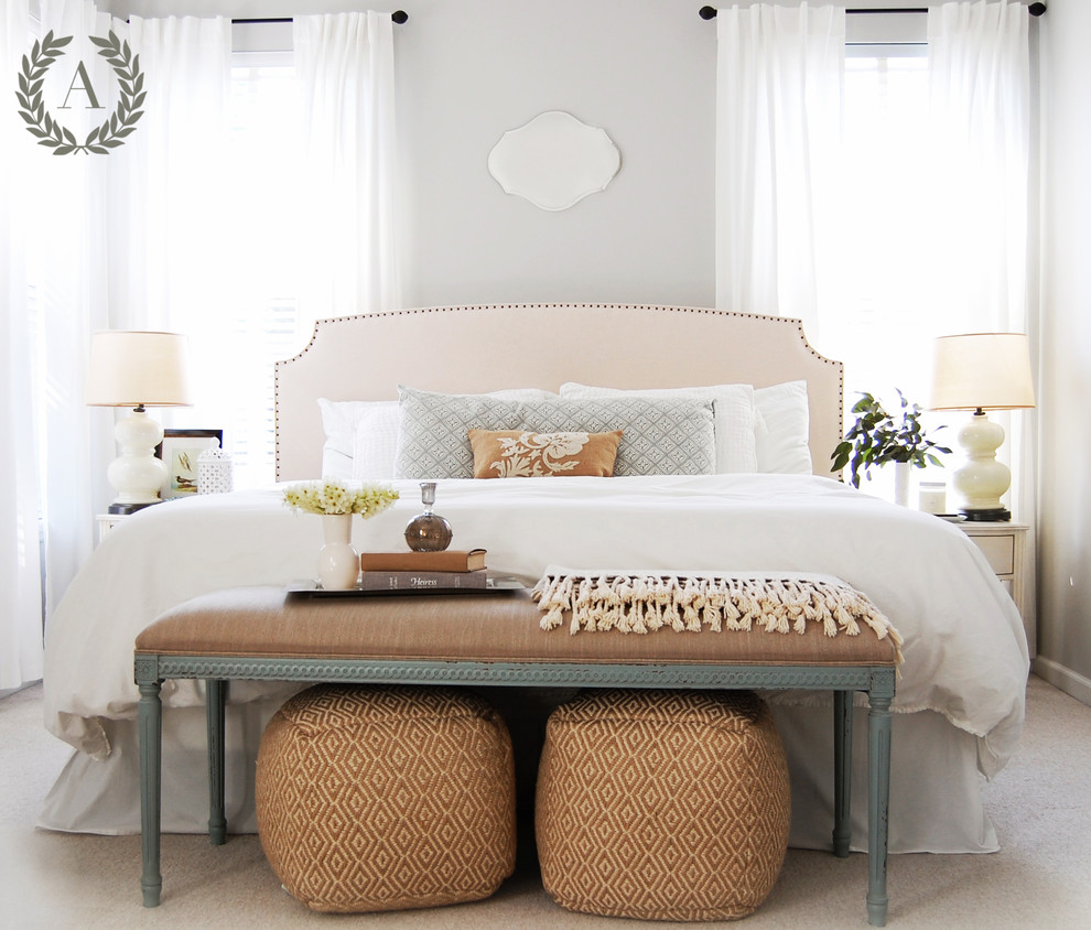 Пример оригинального дизайна: хозяйская спальня среднего размера в морском стиле с серыми стенами и ковровым покрытием без камина
