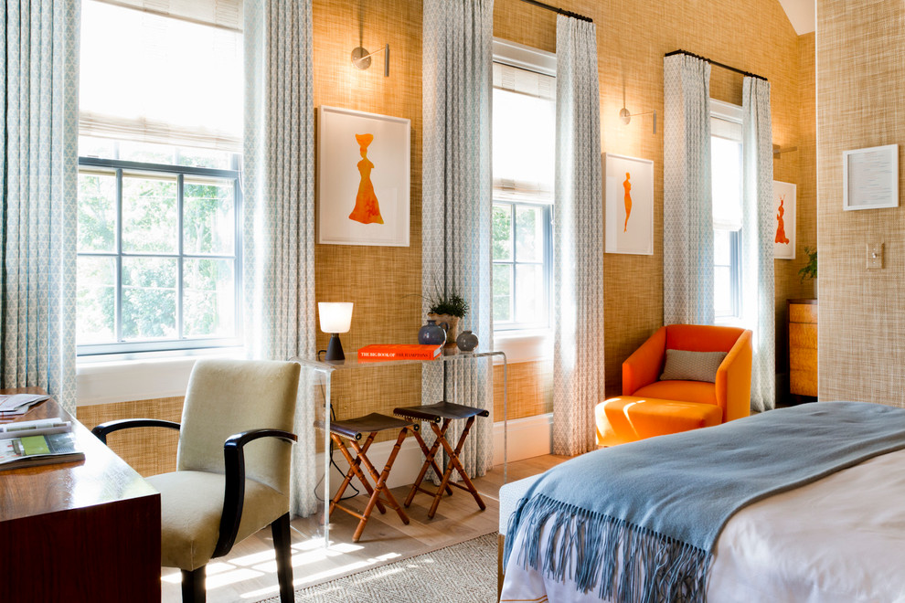 Стильный дизайн: спальня в современном стиле с светлым паркетным полом - последний тренд