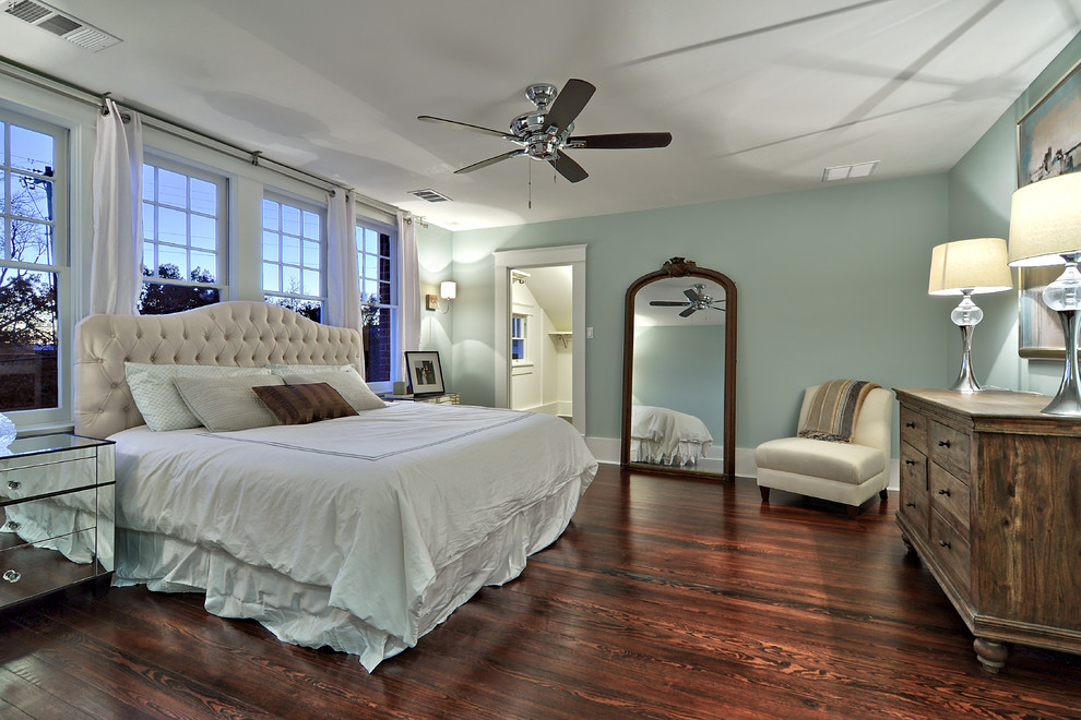 Klassisches Hauptschlafzimmer ohne Kamin mit grüner Wandfarbe und dunklem Holzboden in Austin