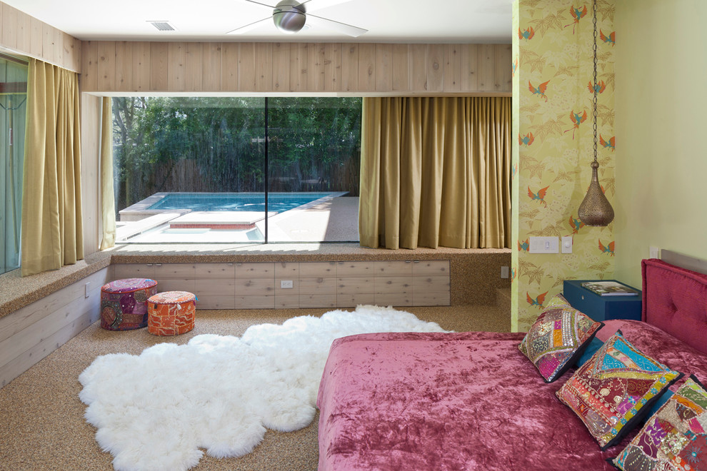 Mittelgroßes Modernes Hauptschlafzimmer mit gelber Wandfarbe in Austin
