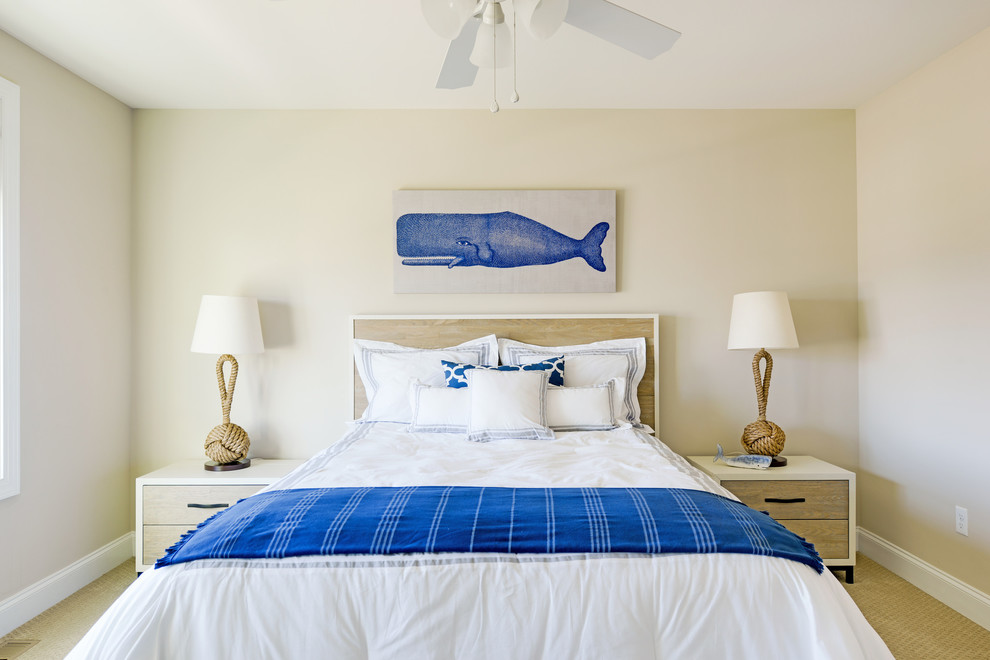 Идея дизайна: спальня в морском стиле с бежевыми стенами и ковровым покрытием