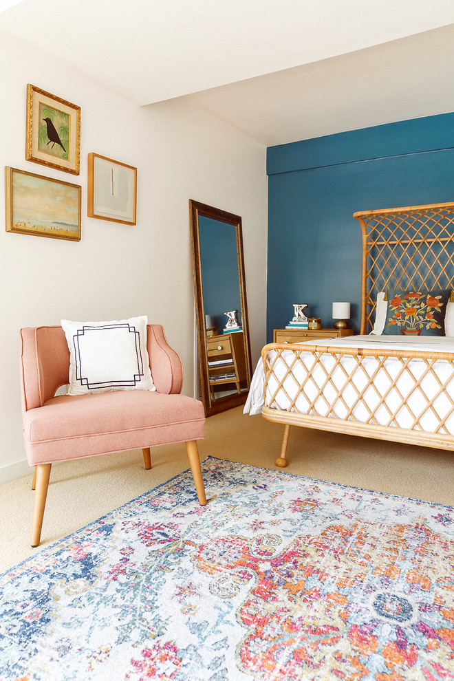 Imagen de habitación de invitados retro de tamaño medio con paredes verdes, moqueta y suelo beige