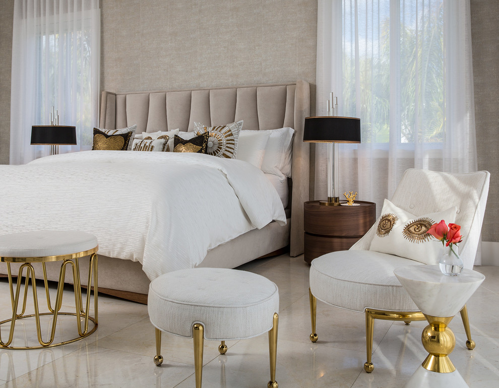 Großes Modernes Hauptschlafzimmer ohne Kamin mit beiger Wandfarbe, Marmorboden und beigem Boden in Miami