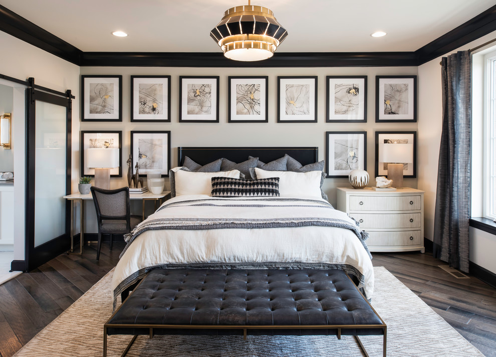 ワシントンD.C.にあるトランジショナルスタイルのおしゃれな寝室 (グレーの壁、濃色無垢フローリング、茶色い床、グレーとブラウン) のレイアウト