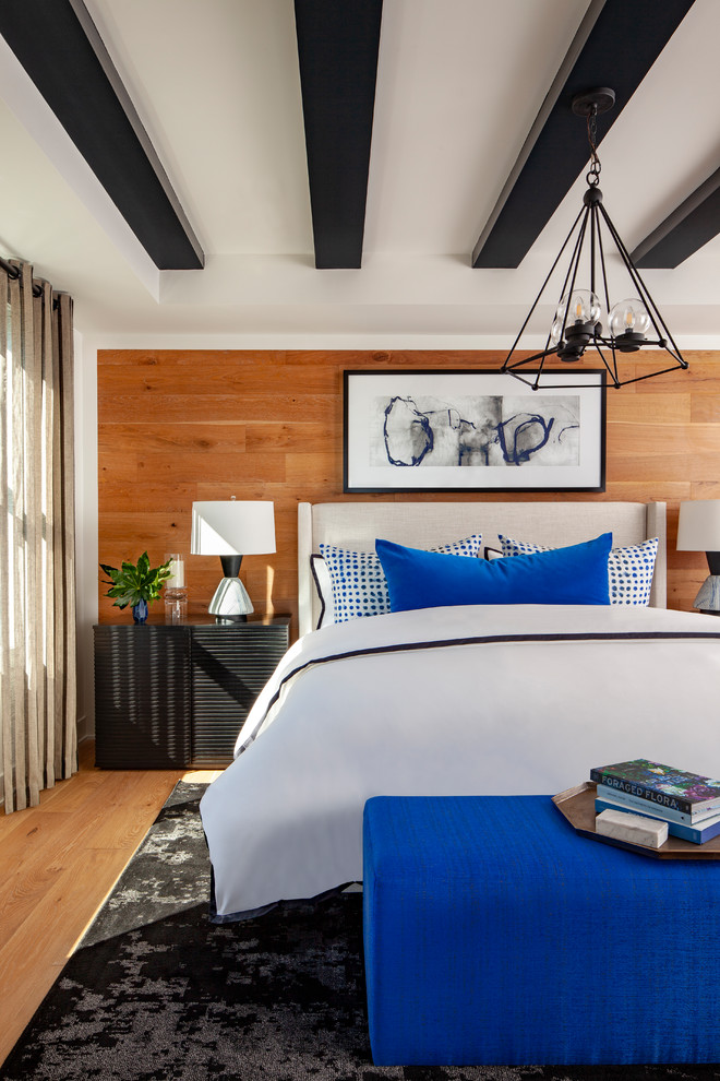 Modernes Schlafzimmer mit weißer Wandfarbe, braunem Holzboden und braunem Boden in Denver