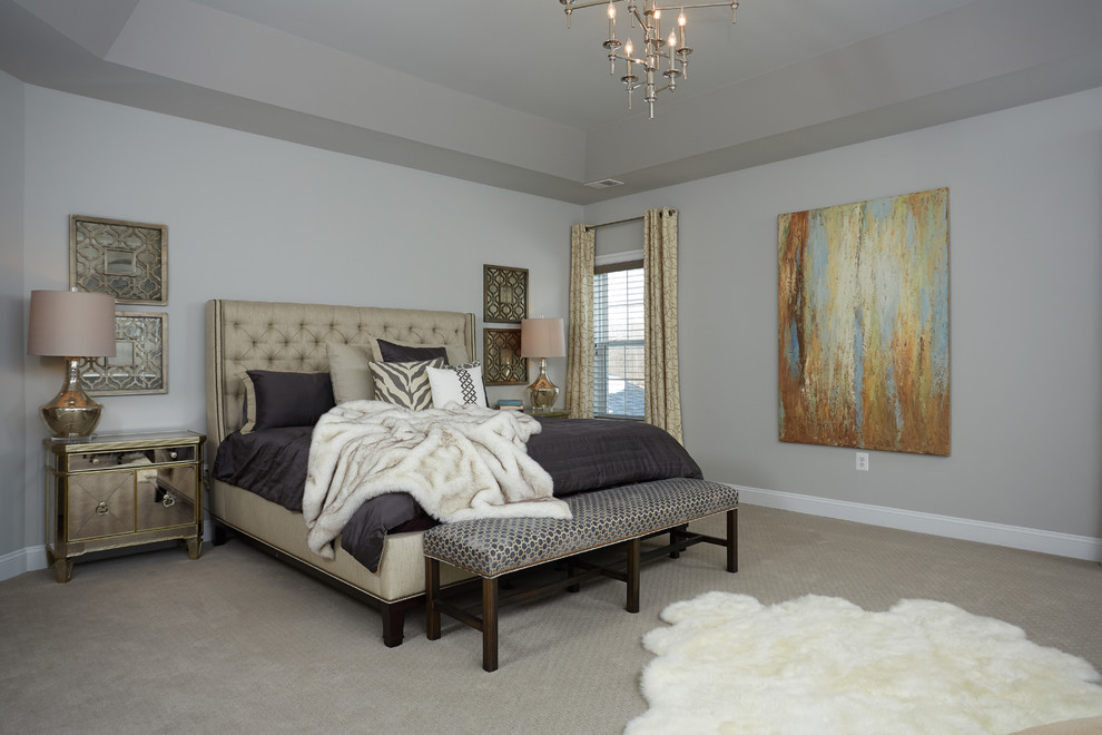 ワシントンD.C.にある広いトランジショナルスタイルのおしゃれな主寝室 (カーペット敷き、グレーの壁、暖炉なし) のインテリア