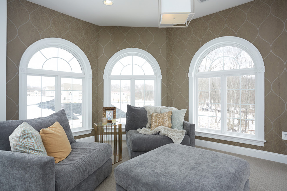 Идея дизайна: большая хозяйская спальня в стиле неоклассика (современная классика) с ковровым покрытием и серыми стенами без камина