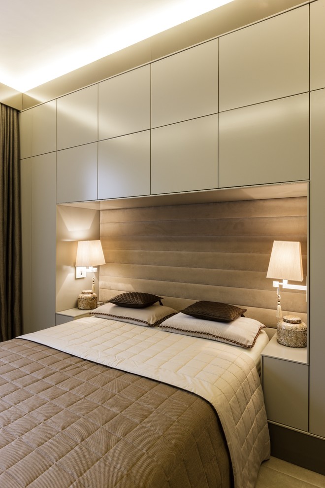 На фото: хозяйская спальня среднего размера в современном стиле