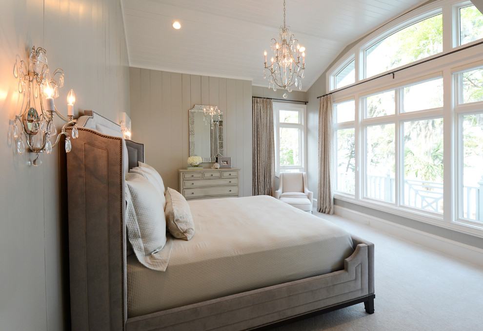 Modelo de dormitorio clásico renovado grande sin chimenea con moqueta y paredes beige