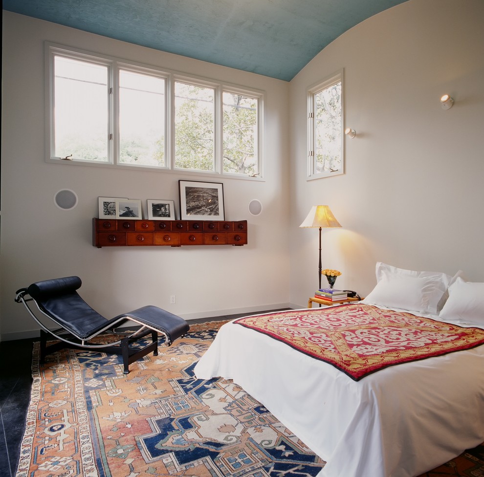 Modelo de habitación de invitados mediterránea con paredes blancas