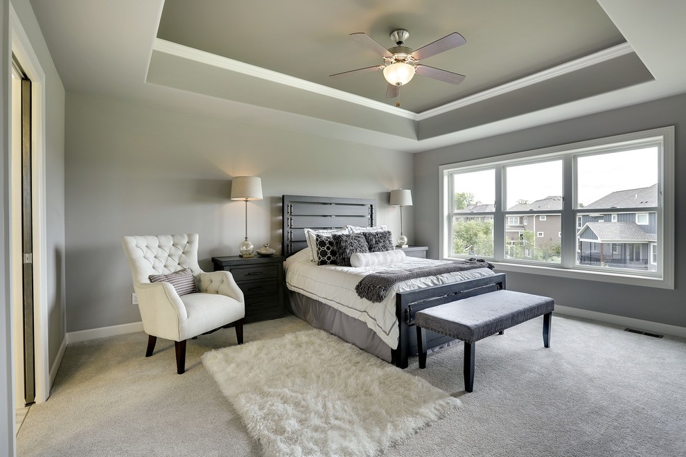 Стильный дизайн: хозяйская спальня: освещение в стиле неоклассика (современная классика) с серыми стенами и ковровым покрытием без камина - последний тренд