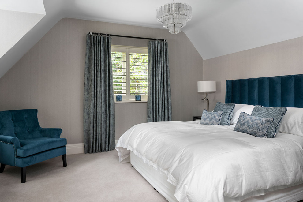 Свежая идея для дизайна: хозяйская спальня в стиле неоклассика (современная классика) с серыми стенами, ковровым покрытием, бежевым полом и обоями на стенах - отличное фото интерьера