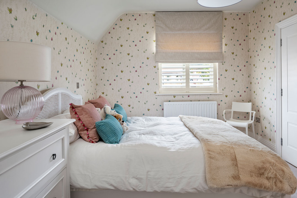 Diseño de dormitorio clásico renovado de tamaño medio con moqueta