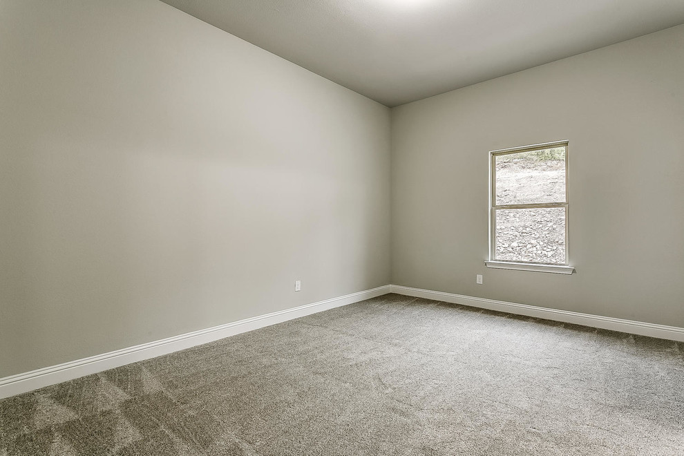 Exemple d'une chambre d'amis moderne de taille moyenne avec un mur gris, parquet clair et un sol gris.