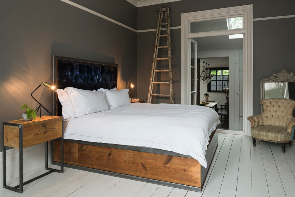 Пример оригинального дизайна: большая хозяйская спальня в стиле модернизм с серыми стенами, деревянным полом, печью-буржуйкой, фасадом камина из дерева и белым полом