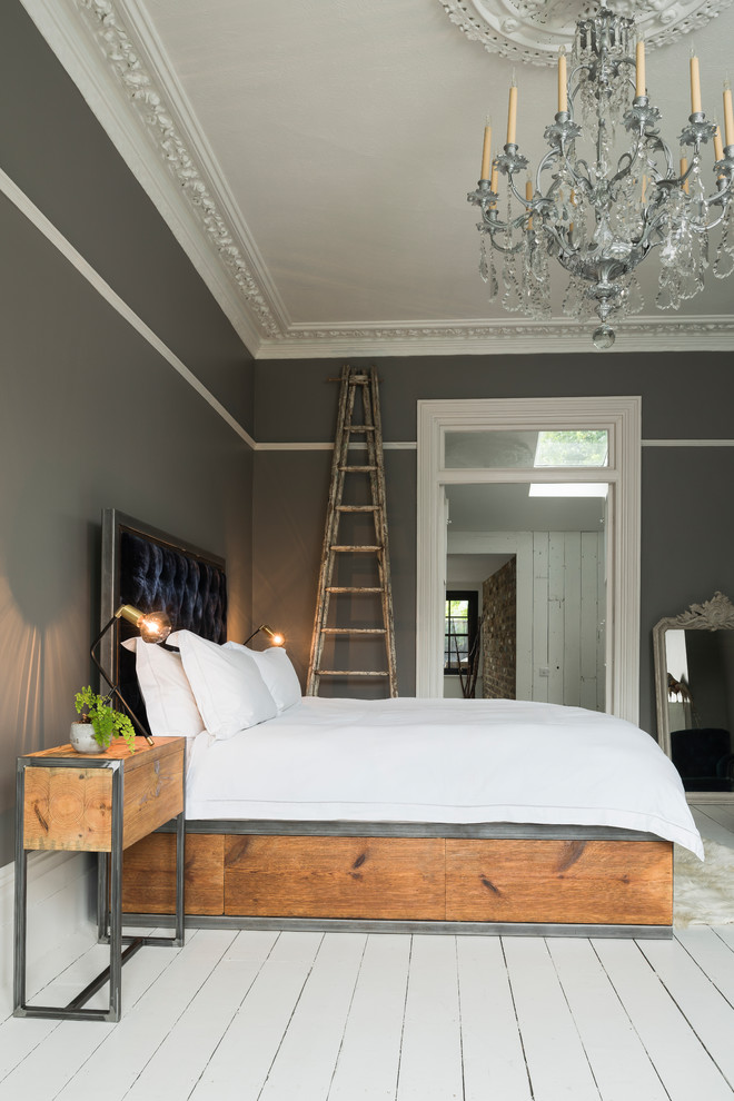ロンドンにある広いモダンスタイルのおしゃれな主寝室 (グレーの壁、塗装フローリング、薪ストーブ、木材の暖炉まわり、白い床)