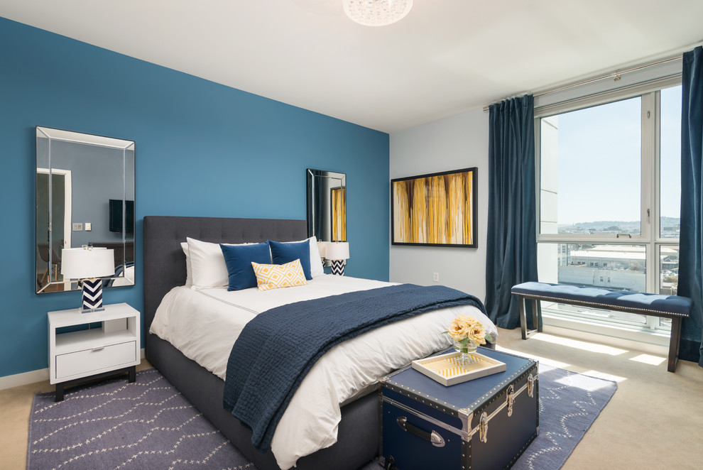Идея дизайна: хозяйская спальня среднего размера в стиле неоклассика (современная классика) с синими стенами и ковровым покрытием без камина