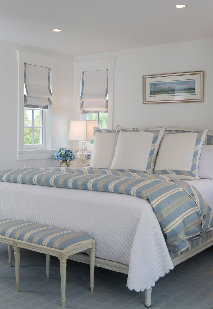 На фото: гостевая спальня среднего размера, (комната для гостей) в классическом стиле с белыми стенами и ковровым покрытием без камина