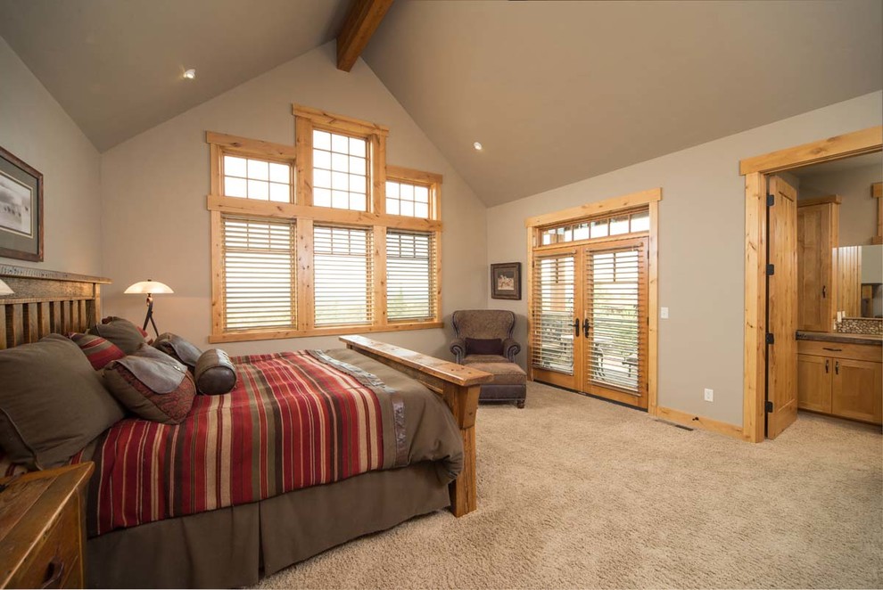 На фото: хозяйская спальня среднего размера в стиле рустика с коричневыми стенами, ковровым покрытием и коричневым полом без камина