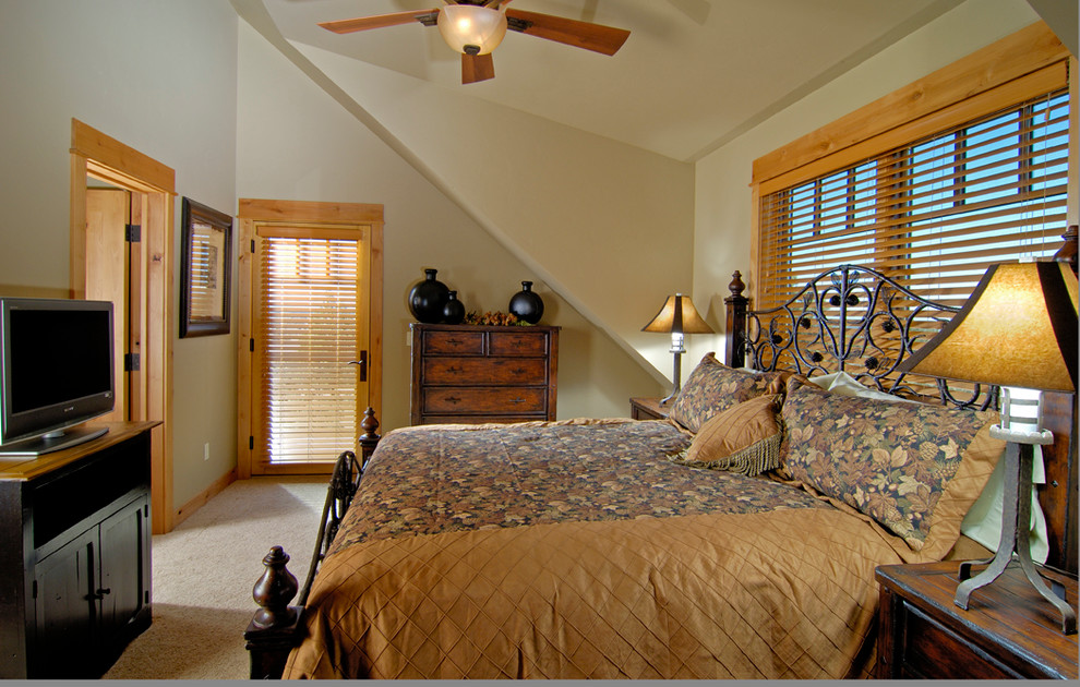 Ejemplo de dormitorio principal rústico de tamaño medio sin chimenea con paredes beige y moqueta
