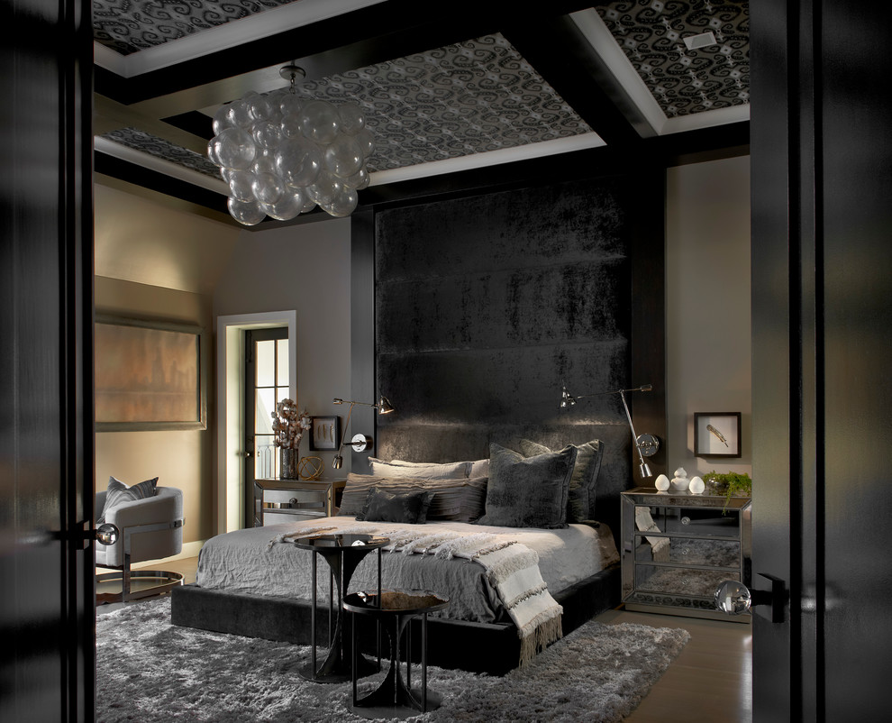 シカゴにあるコンテンポラリースタイルのおしゃれな主寝室 (グレーの壁、無垢フローリング) のレイアウト