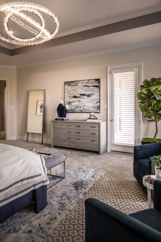 На фото: большая хозяйская спальня в стиле модернизм с белыми стенами, ковровым покрытием и серым полом без камина