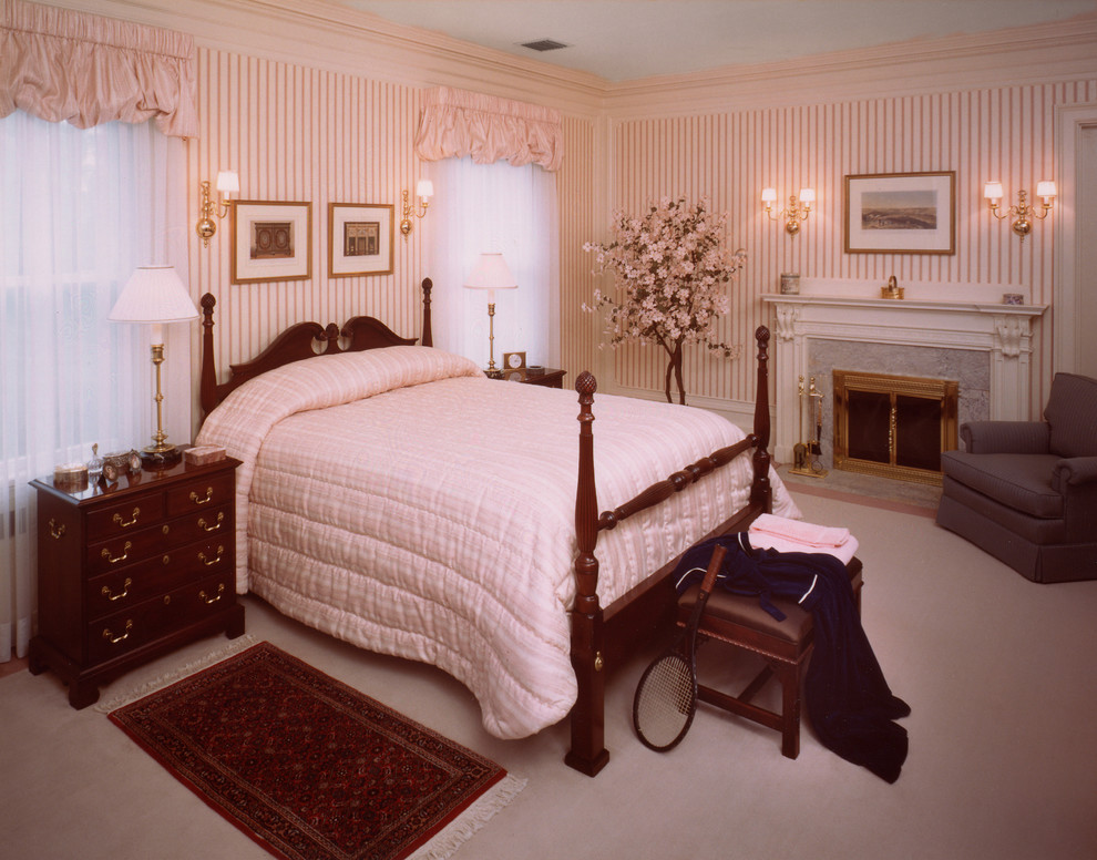Ejemplo de dormitorio principal clásico de tamaño medio con moqueta, todas las chimeneas, marco de chimenea de baldosas y/o azulejos y suelo rosa