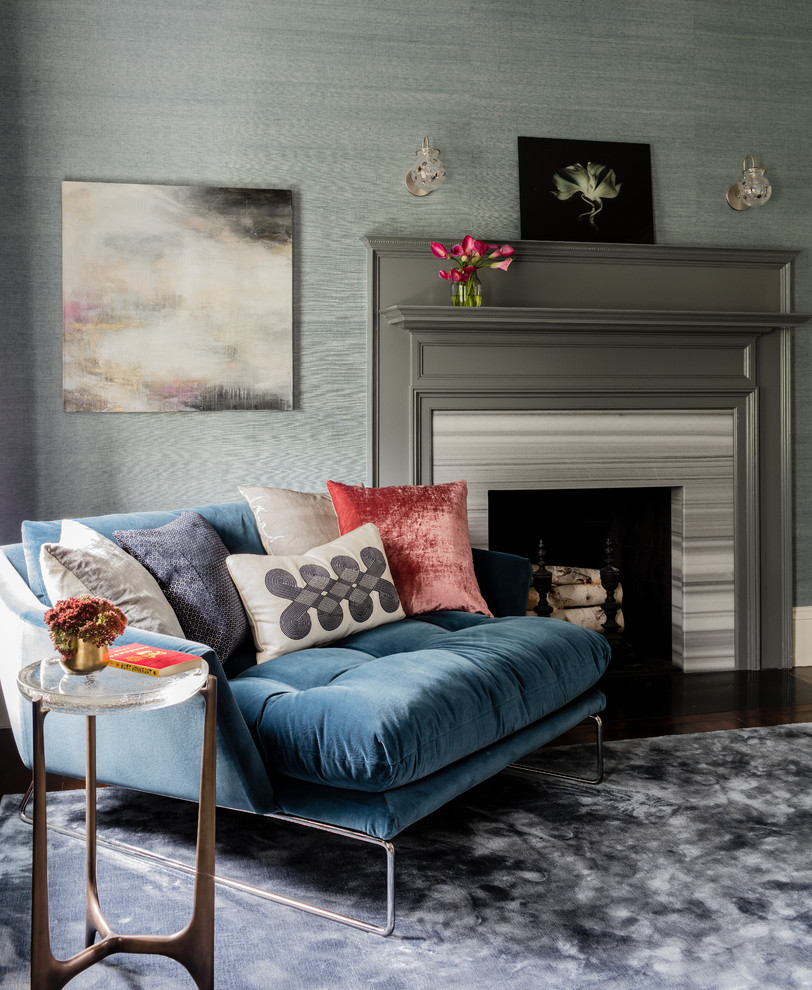 ボストンにある中くらいなトランジショナルスタイルのおしゃれな主寝室 (青い壁、標準型暖炉、石材の暖炉まわり、濃色無垢フローリング) のレイアウト