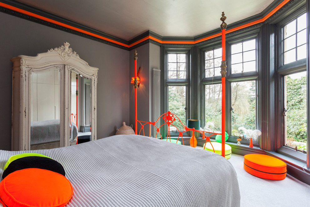 Источник вдохновения для домашнего уюта: спальня в стиле фьюжн с серыми стенами, ковровым покрытием и серым полом