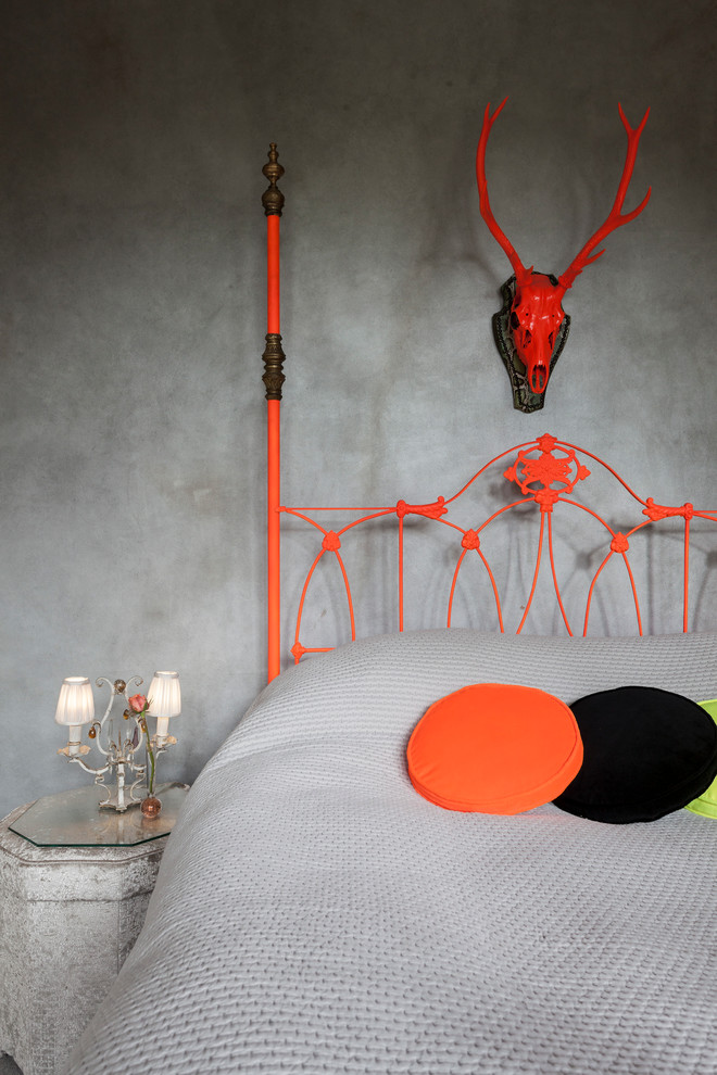 Свежая идея для дизайна: спальня в стиле фьюжн с серыми стенами и ковровым покрытием - отличное фото интерьера