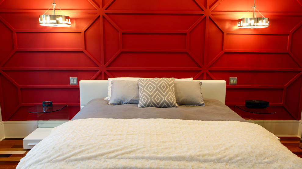 Источник вдохновения для домашнего уюта: большая хозяйская спальня в стиле модернизм с красными стенами, светлым паркетным полом и разноцветным полом