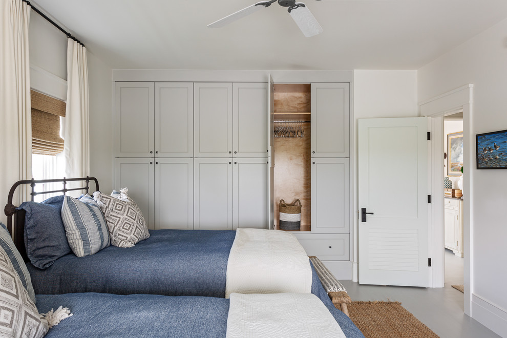 Источник вдохновения для домашнего уюта: гостевая спальня (комната для гостей) в морском стиле с белыми стенами и серым полом без камина
